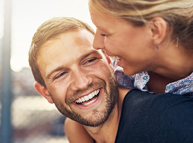 Naeratav noorpaar nautimas elu pärast seeninfekstiooni ravi