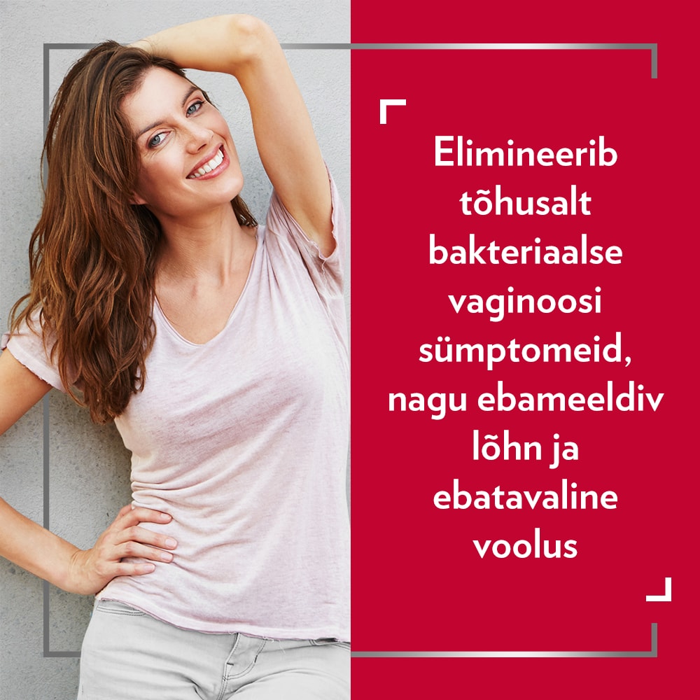 Naeratav punaste juustega naine